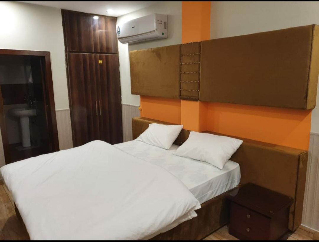 Hak Mall Suites And Apartments 라왈핀디 외부 사진