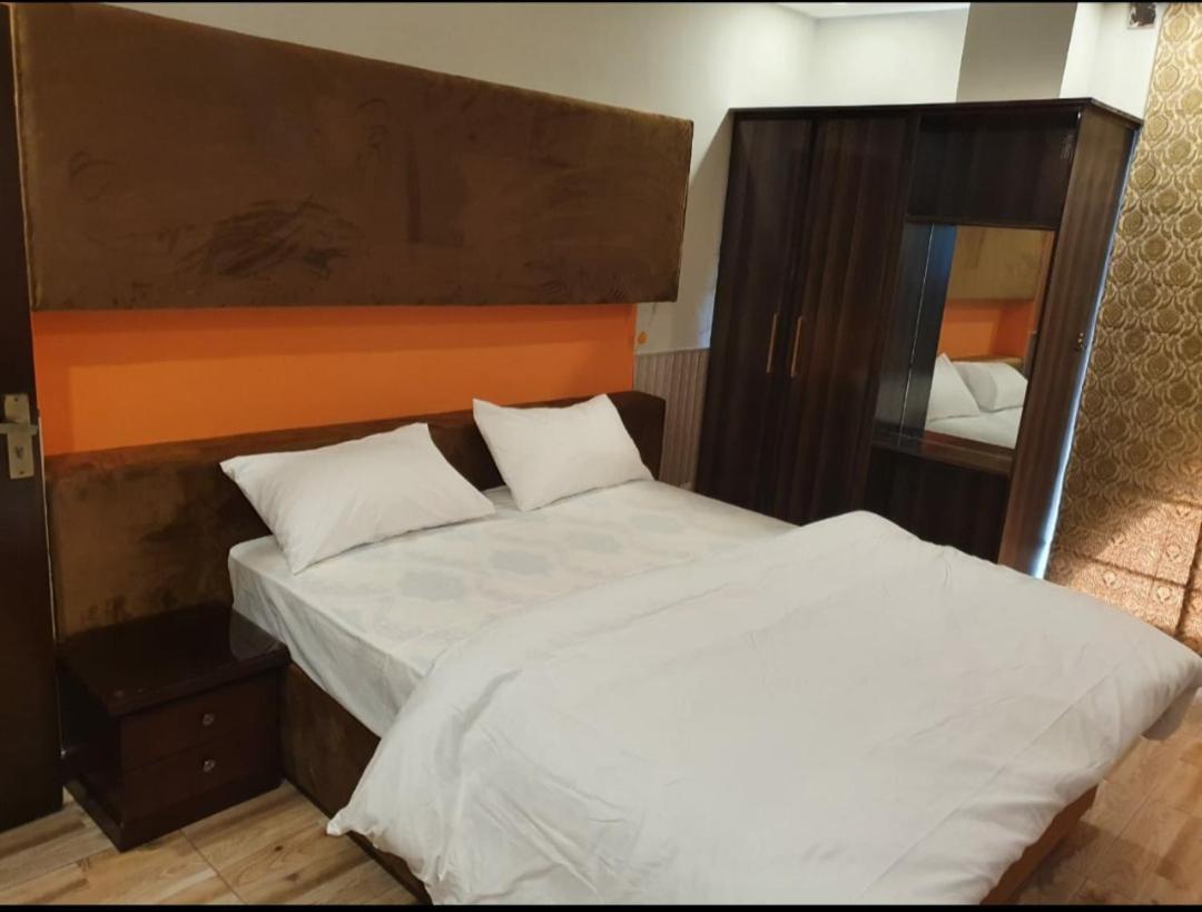 Hak Mall Suites And Apartments 라왈핀디 외부 사진