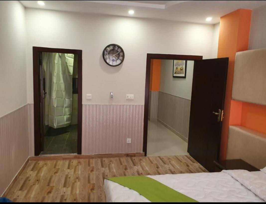 Hak Mall Suites And Apartments 라왈핀디 외부 사진