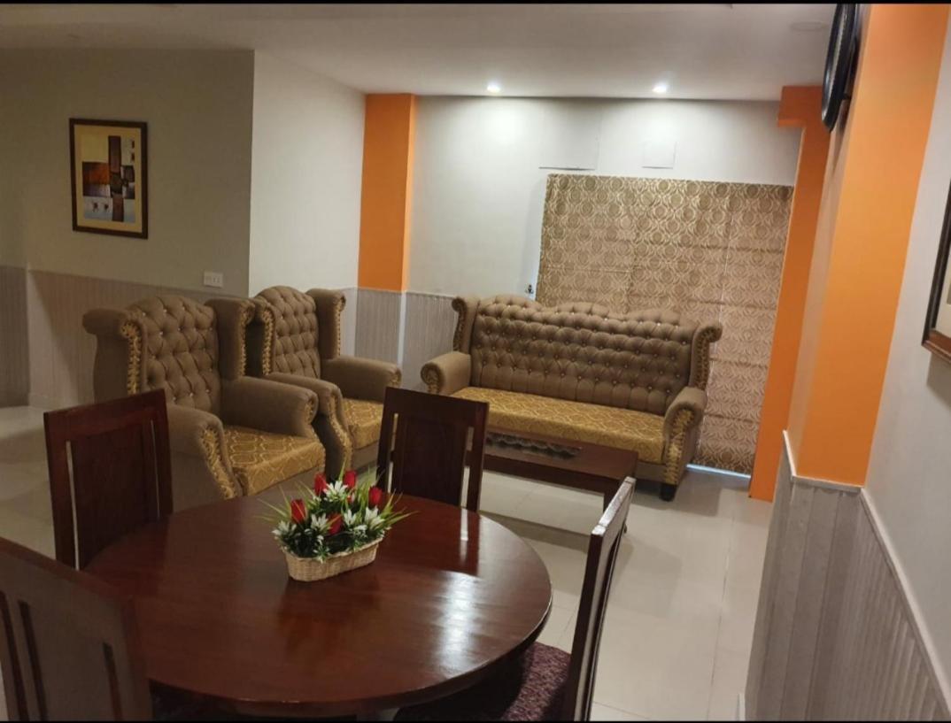 Hak Mall Suites And Apartments 라왈핀디 외부 사진